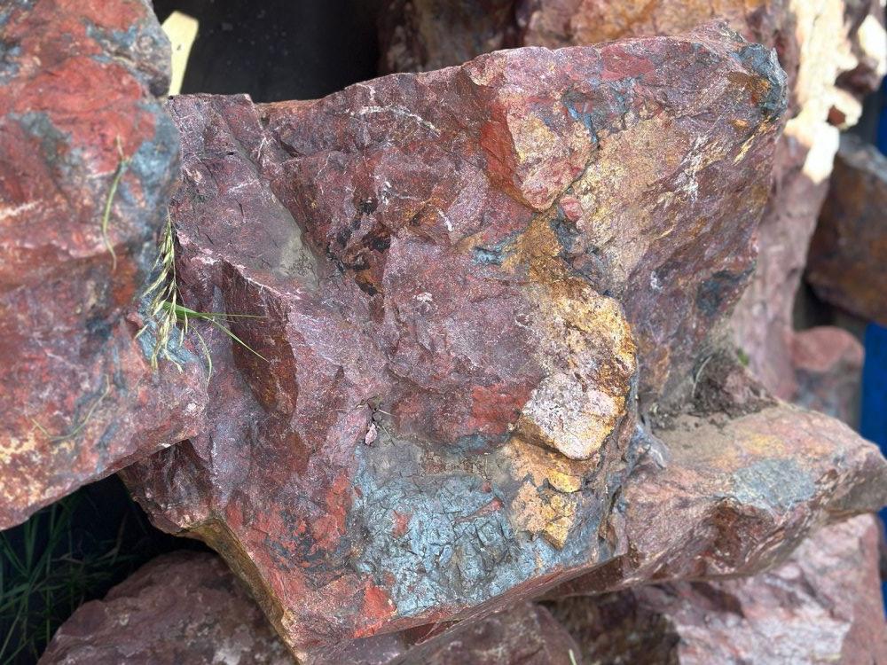 Камни для ландшафтного дизайна красно-фиолетовые 10-60 килограмм купить в Костроме