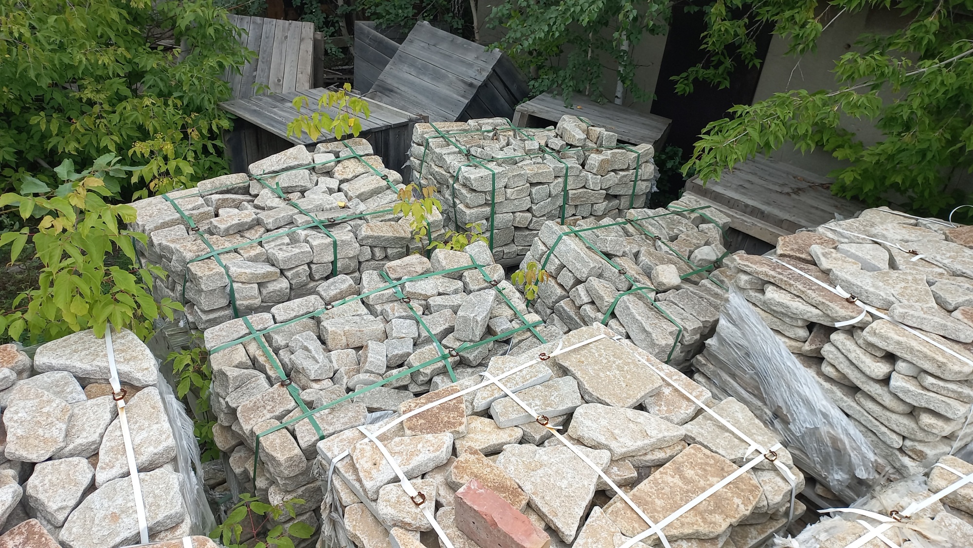 Плитняк галтованный гранитный для ландшафтного дизайна купить в Костроме