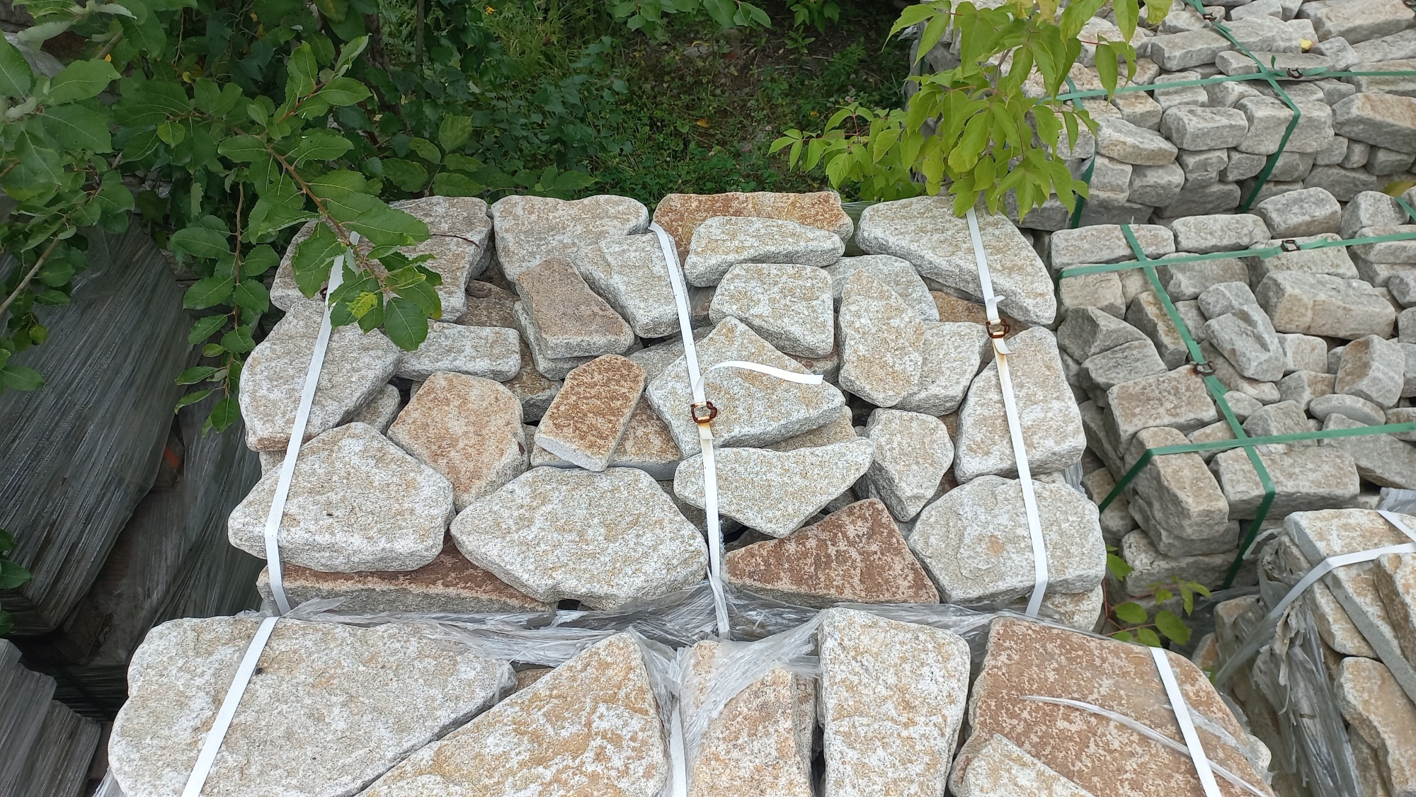 Плитняк галтованный гранитный для ландшафтного дизайна купить в Костроме