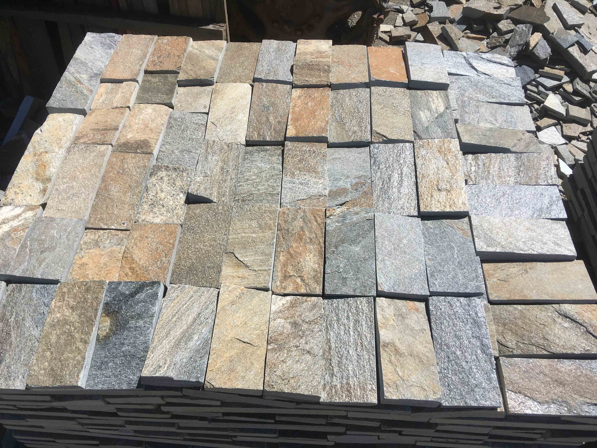 Плитка пилёная златолит Уральский для цоколя, отмостки купить в Костроме