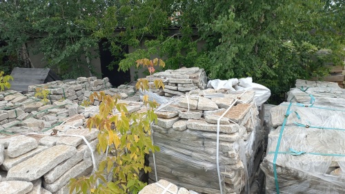 Плитняк галтованный гранитный для ландшафтного дизайна купить в Костроме