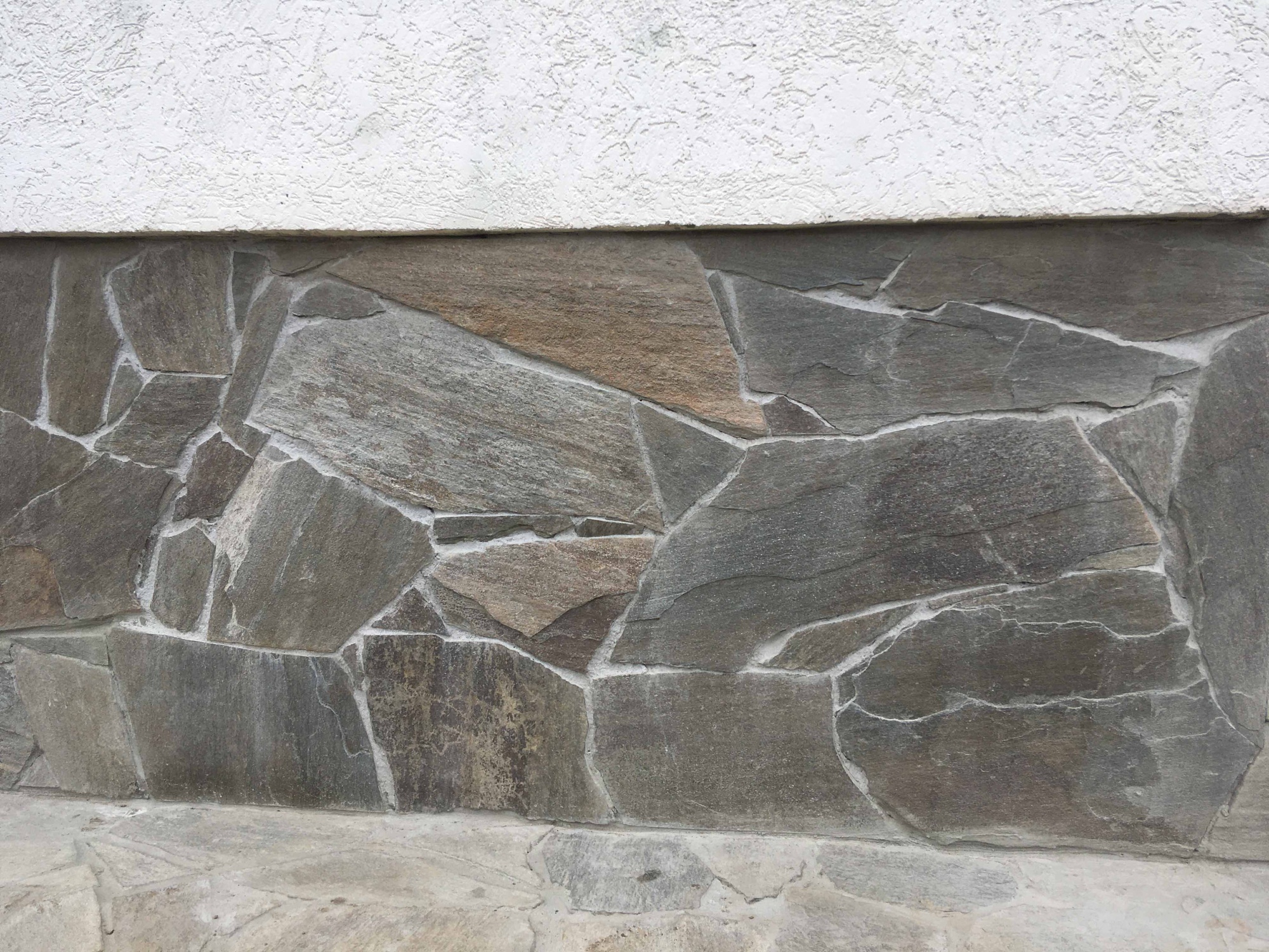 Плитняк златолит Уральский для цоколя, отмостки купить в Костроме