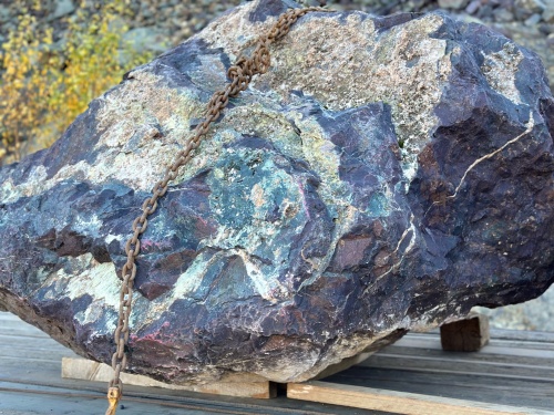 Огромные красно-фиолетовые валуны для ландшафтного дизайна весом более 5 тонн купить в Костроме