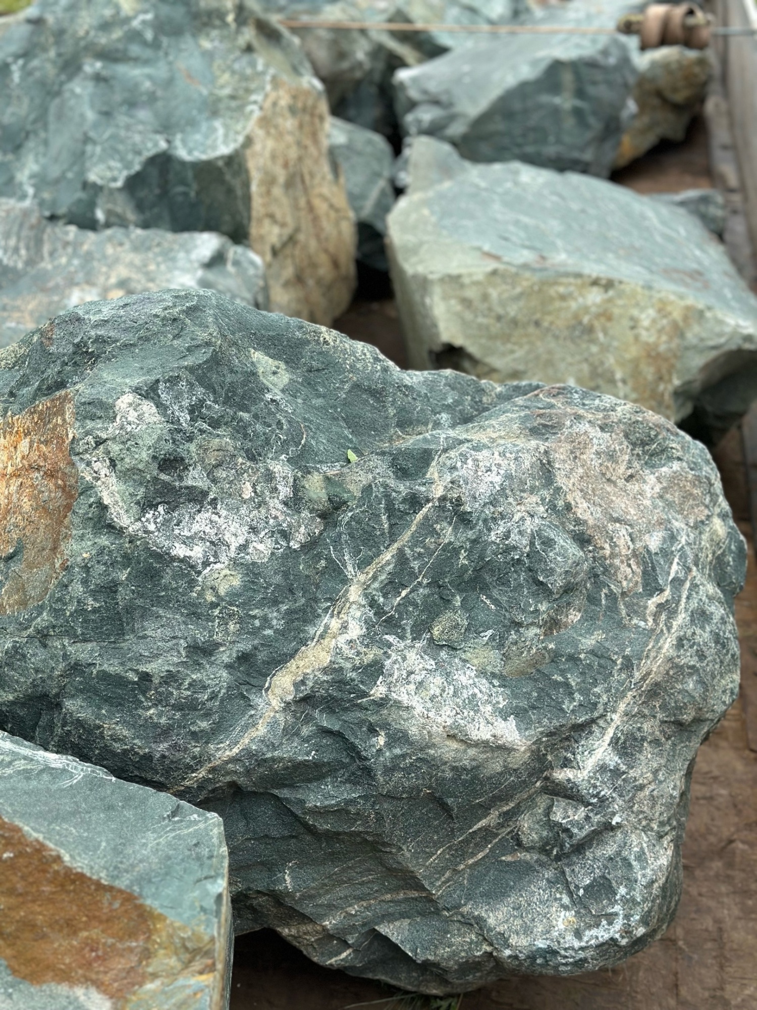 Камни для ландшафтного дизайна зелёные 10-60 килограмм купить в Костроме