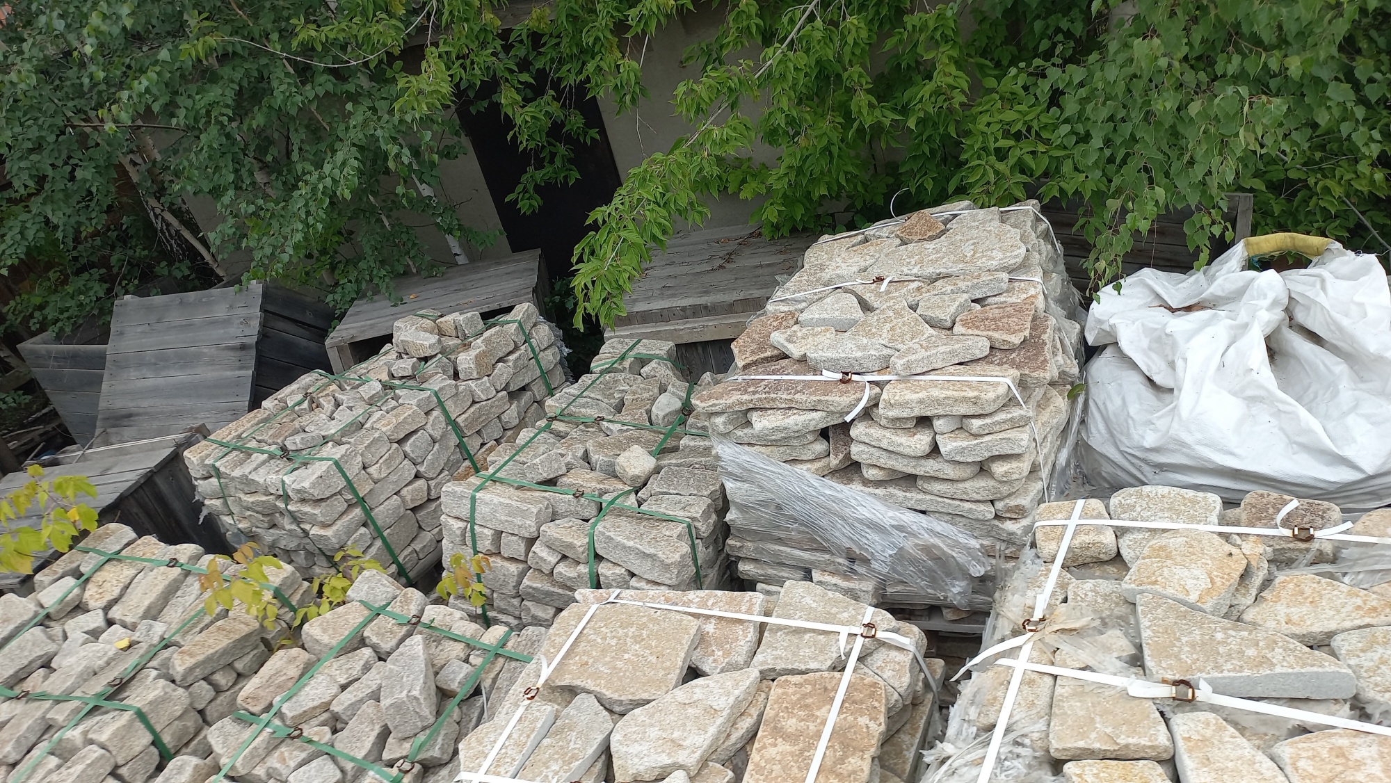 Плитняк гранитный галтованный купить в Костроме