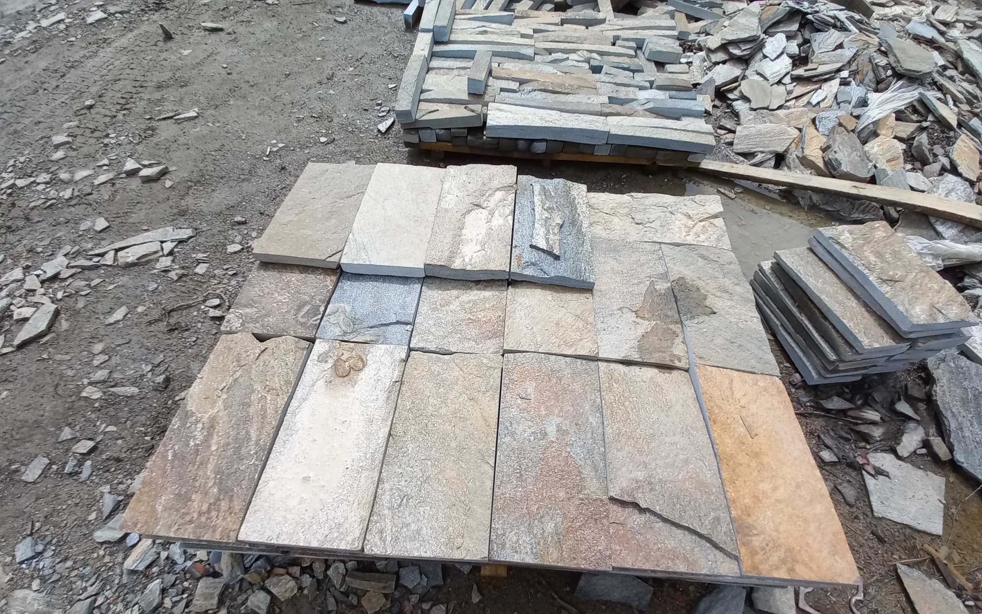 Плитка пилёная златолит Уральский для цоколя, отмостки купить в Костроме