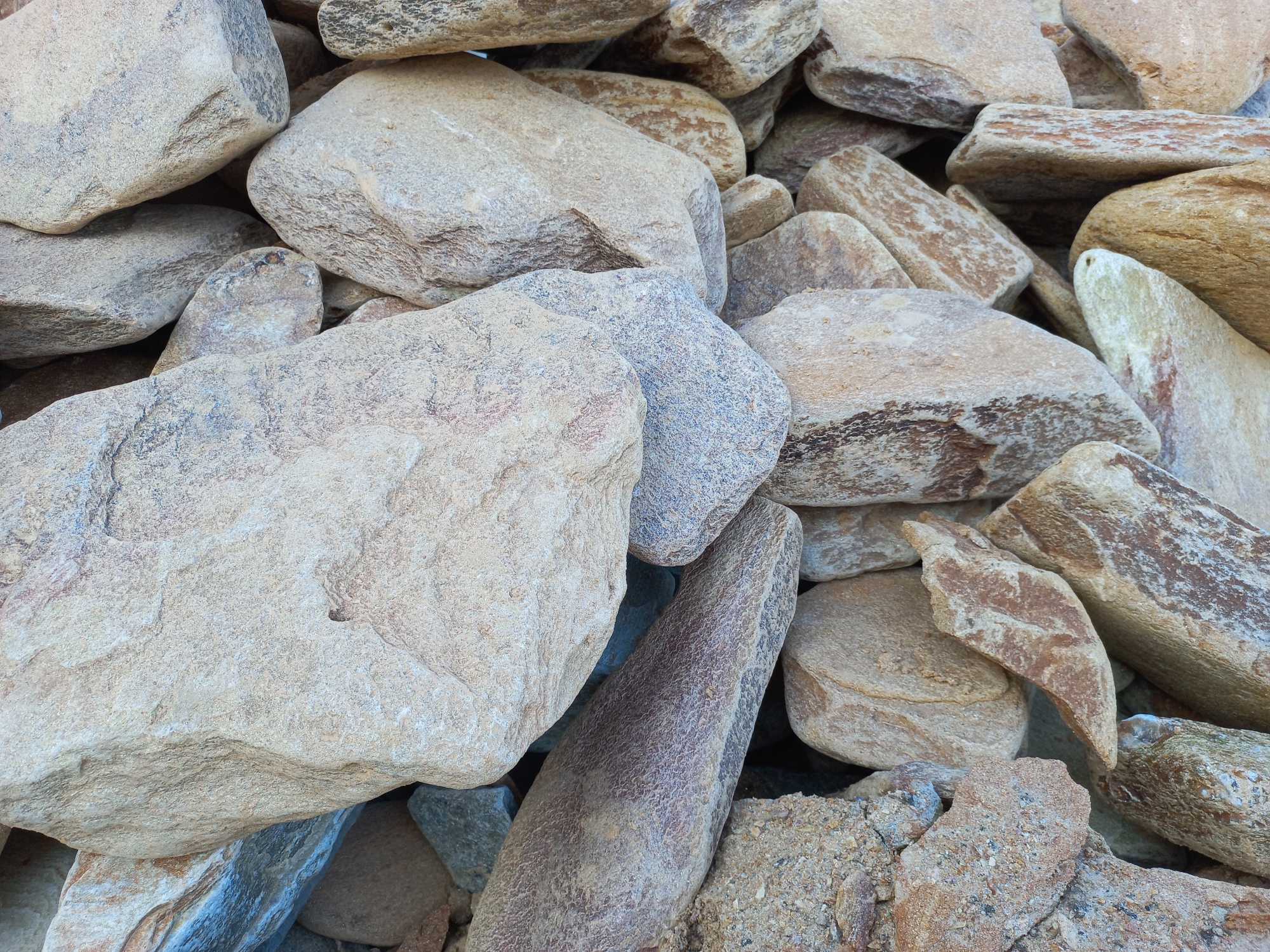 Златолит жёлтый, жёлто-зелёный глыбки и валуны для ланшафтного дизайна купить в Костроме