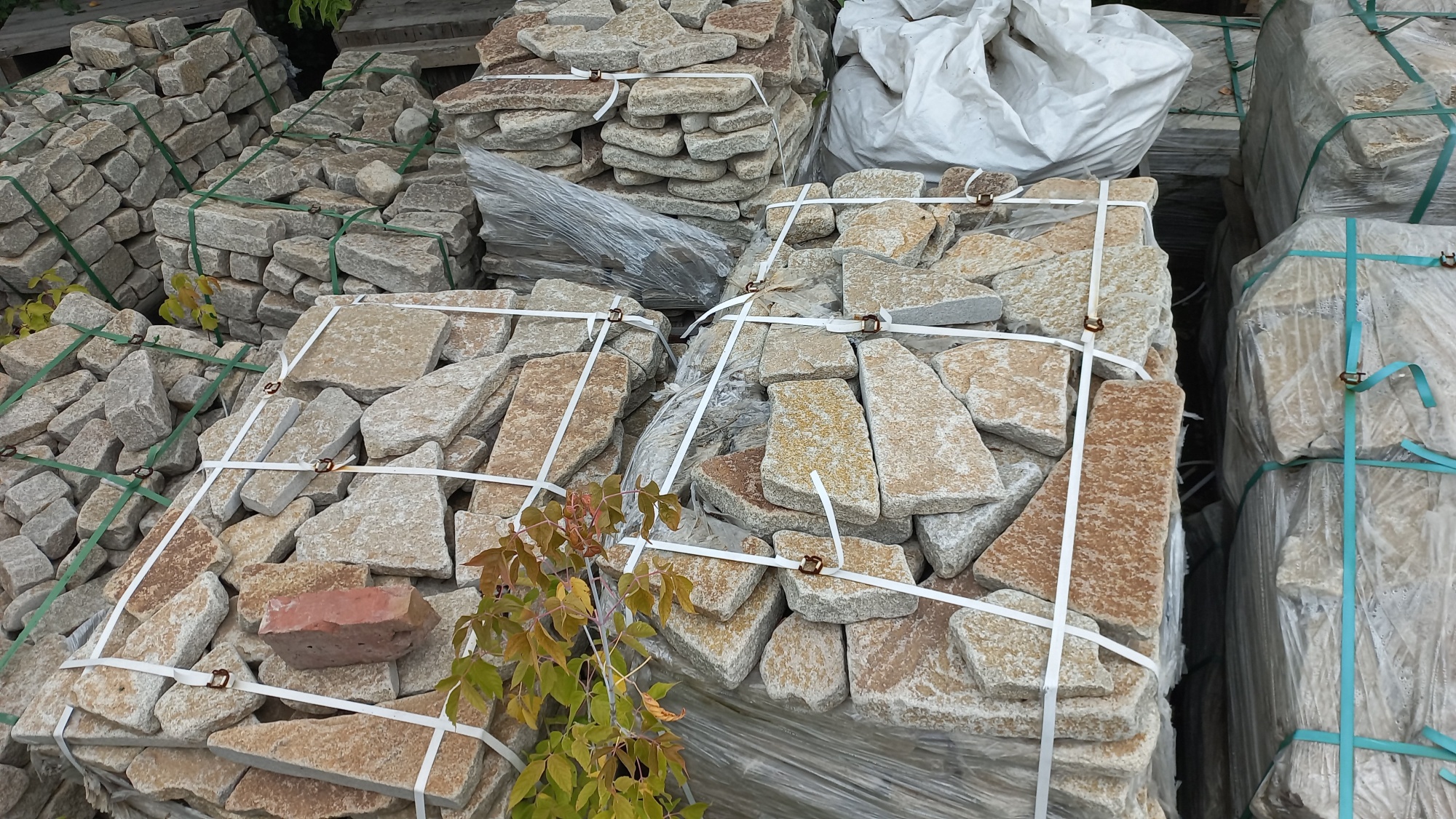 Плитняк гранитный галтованный купить в Костроме