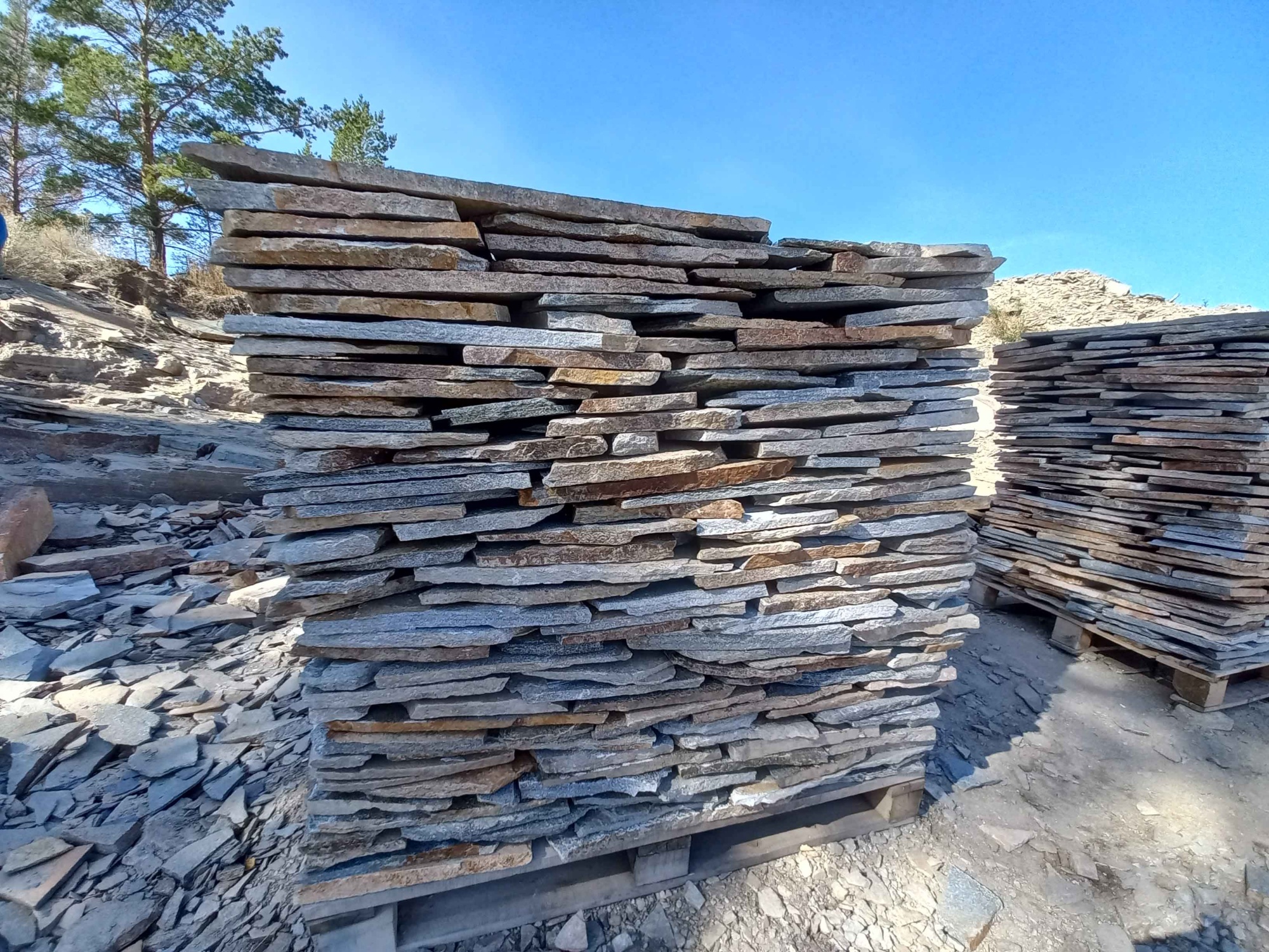 Плитняк златолит серебристый для фасада купить в Костроме