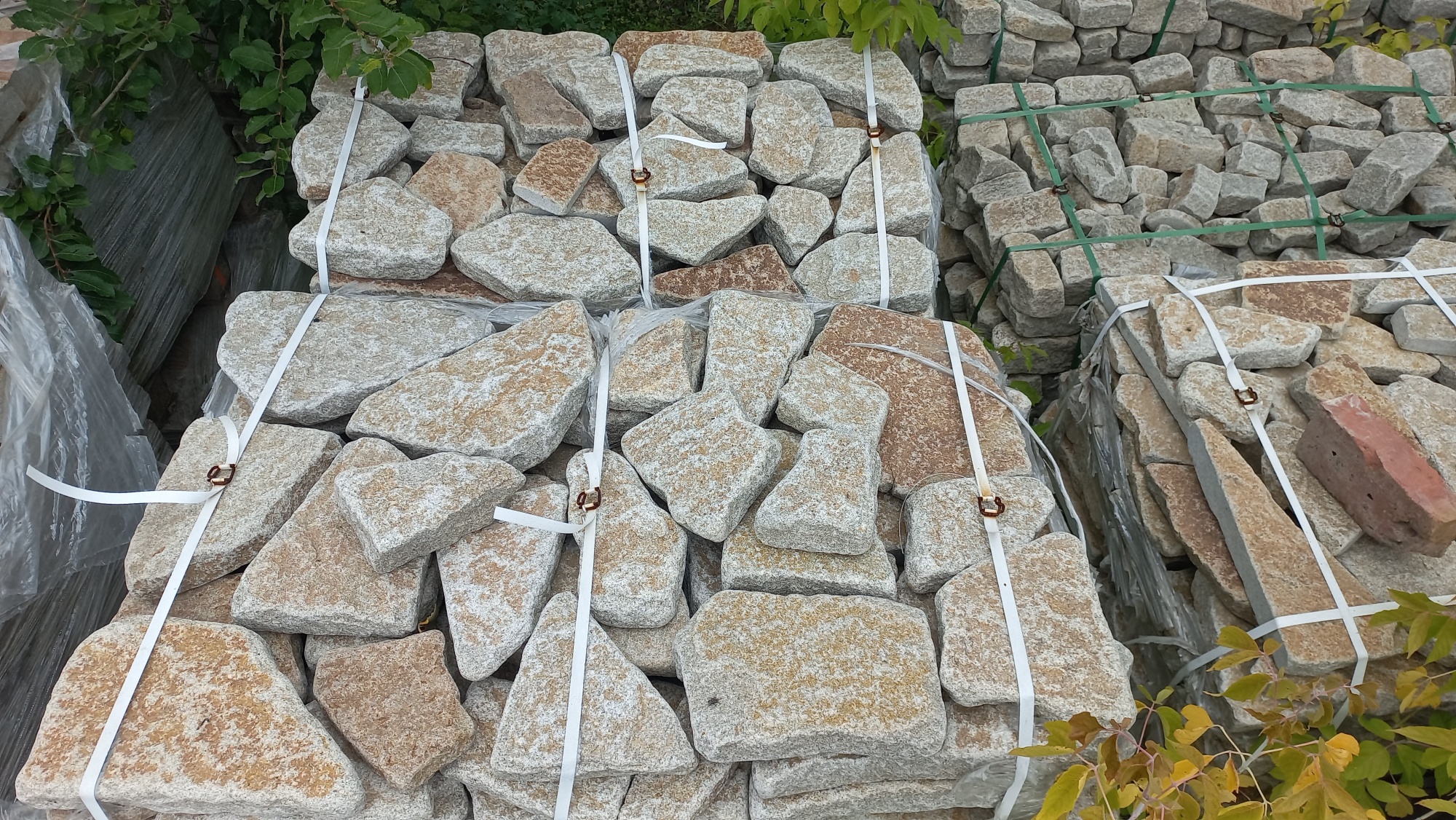 Гранитный плитняк галтованный для мощения купить в Костроме