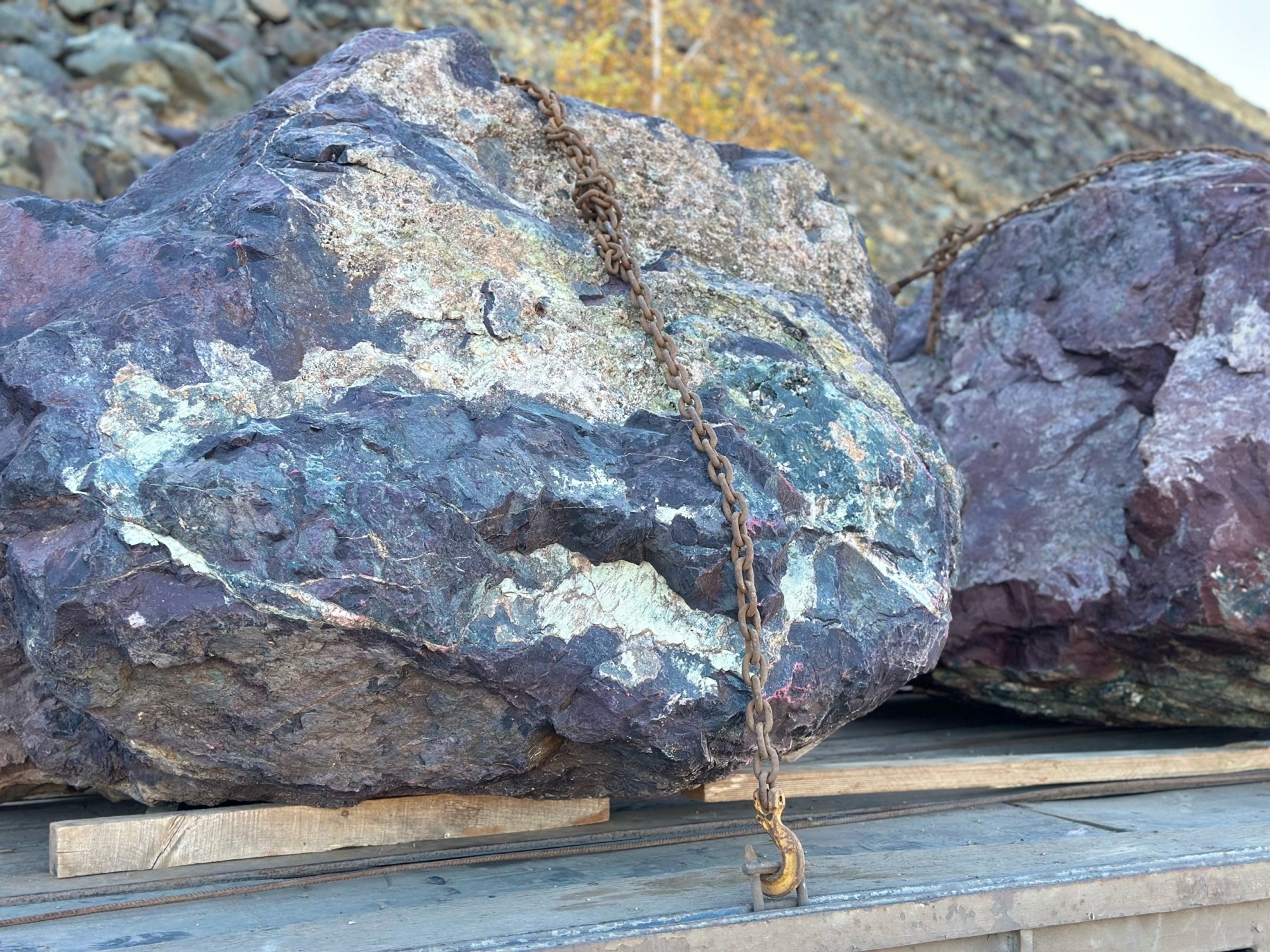 Огромные красно-фиолетовые валуны для ландшафтного дизайна весом более 5 тонн купить в Костроме