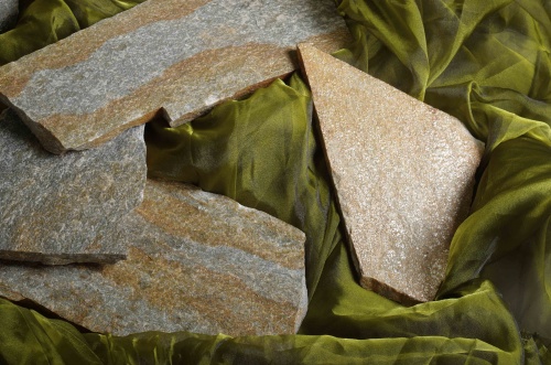 Плитняк златолит Уральский для цоколя, отмостки купить в Костроме