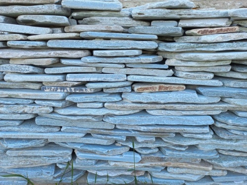 Плитняк златолит зелёный галтованный для цоколя купить в Костроме